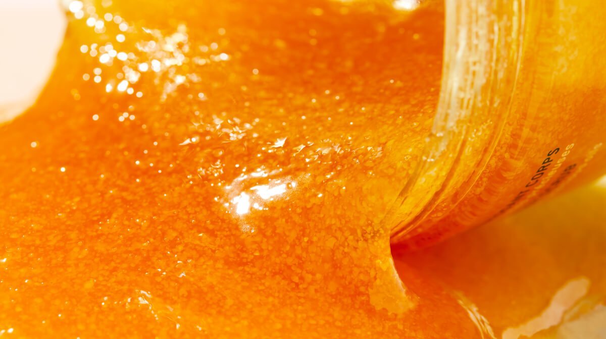 Comment utiliser un gommage pour le corps pour obtenir une peau douce et lisse ? - NUXE